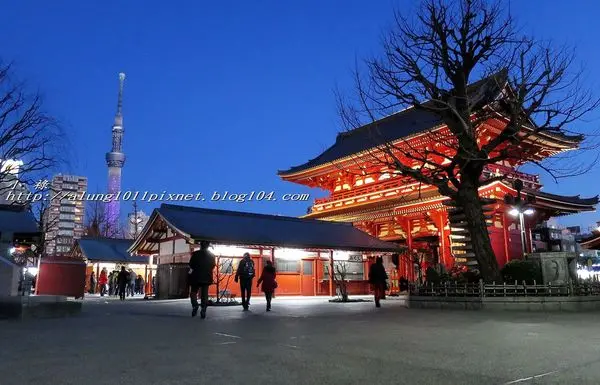 白天人潮摩肩接踵、香火鼎盛；夜晚聲歇更闌人靜、風情萬種 / 散策．浅草..