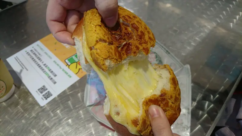 高雄漢神巨蛋~楓茶記冰火菠蘿油~魔鬼般邪惡的芝心菠蘿包~非吃不可~※下午茶的好選擇※              