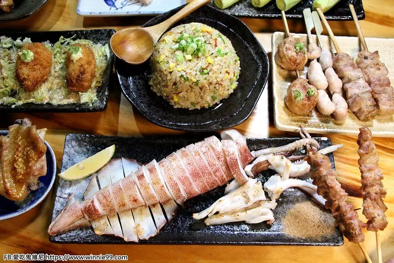 【鳥重地雞燒】台中勤美附近的串燒日式居酒屋 有專屬包廂 提供投影機 各式酒杯還有飛鏢機 好比私人招待所一般 可容納十多位 適合開趴慶生 公司聚餐等