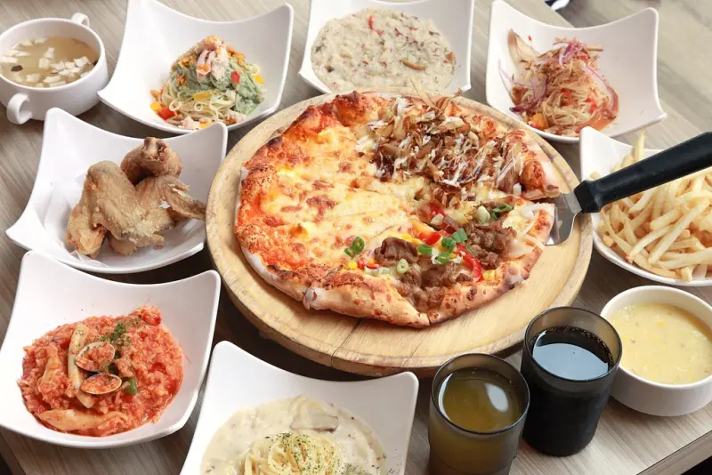 台南美食-芯芯要去【Double Cheese台南成大店】CP值爆表!手工窯烤披薩&炸雞吃到飽竟然不到300元