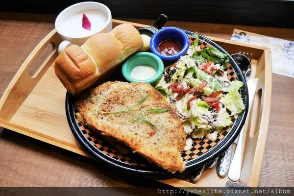 多一點咖啡館 台南耘非凡館- 漫步小橋流水圍繞石，尋覓就在青鬱小徑間  