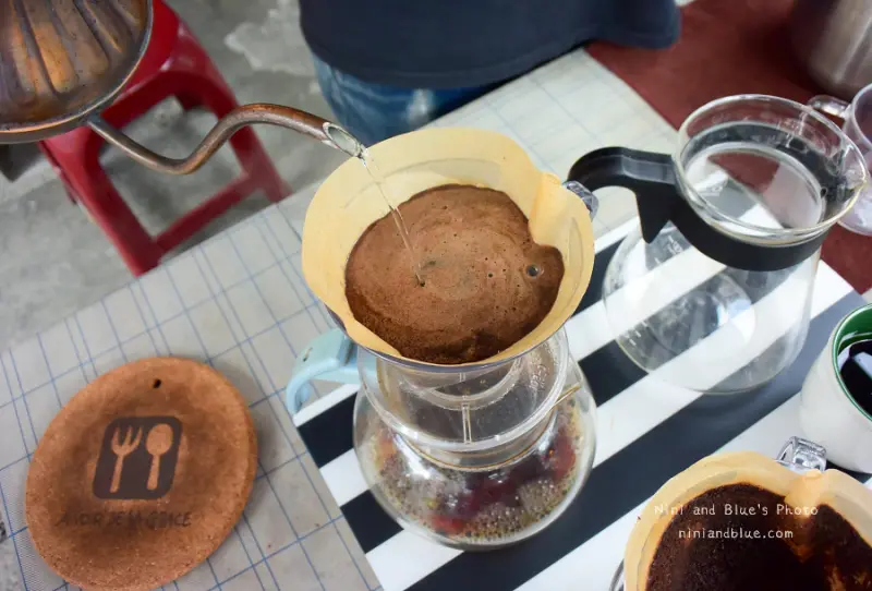 阿布手工咖啡，草屯大觀菜市場也有手沖咖啡，鄒記蚵仔麵線對面-Nini and Blue