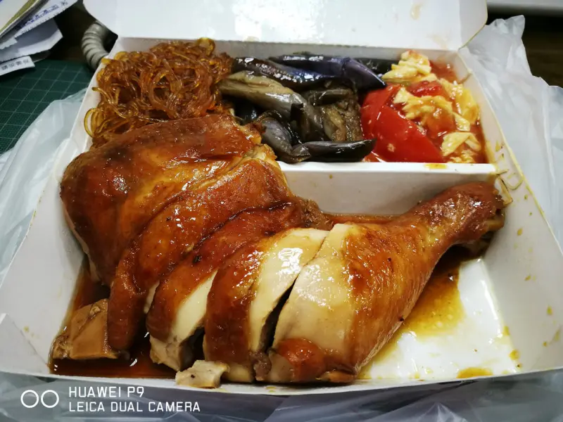 [台中] 食為大港式燒臘 五香油雞腿超大一隻 重口味便當鹹香度高