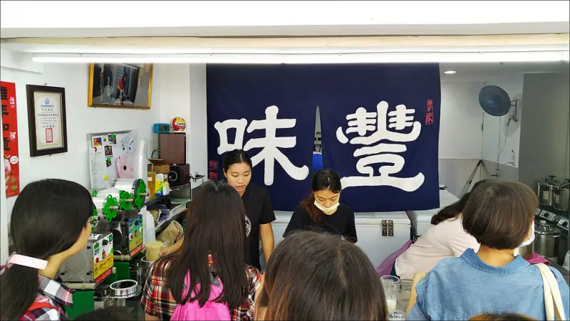 [台中] 豐味綠豆沙牛奶 綿密的冰沙配上牛奶跟珍珠超豐富 夏天逛東海還是一中夜市的時候來上一杯超清涼
