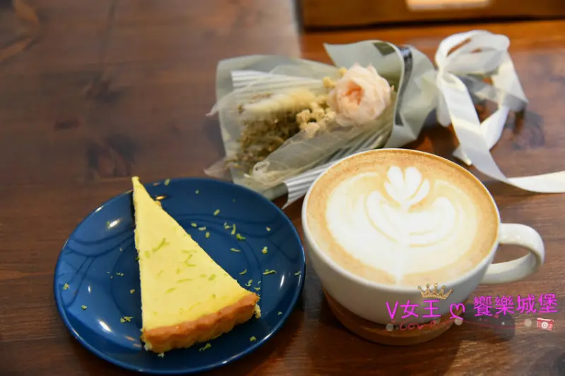 【松山早午餐】捷運南京三民站 東旅 O.L.O CAFÉ ~ 舒適雅痞空間，店內不限時、提供插座，來份輕食咖啡 享受悠閒幸福時光