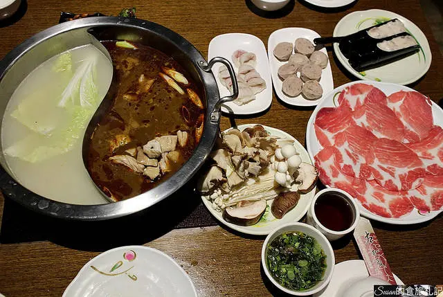 高雄美食|太和殿高雄店，麻辣湯底該有的香辣、白湯鍋底該有的香甜都俱備，價格比台北親民太多 捷運文化中心站美食