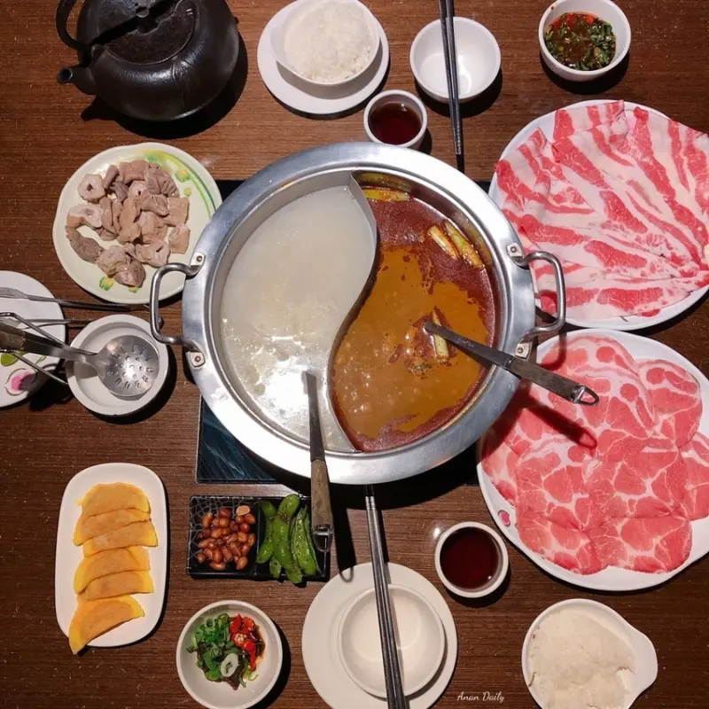 | 高雄美食 | 20年老店的麻辣鍋﻿/CP值很高/宵夜好選擇/營業到半夜三點/太和殿麻辣鴛鴦火鍋