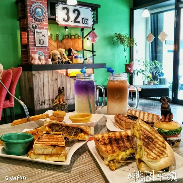 遇fun胃_土狗漢堡to go burger||桃園平鎮||近中央大學||寵物友善餐廳 不限時不收服務費 牽絲牽不行還有特別的豬肩肉口味帕里尼和我最愛的巧克力麻糬帕里尼