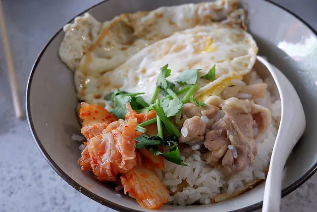 台中一中街美食~馨香泡沫紅茶 台妹一定要來吃的道地台味早午餐 梅干爌肉飯、米血糕、乾麵、水晶餃、蛋餅、三明治什麼都好好吃 終於吃到有緣才能吃到的麻油雞飯