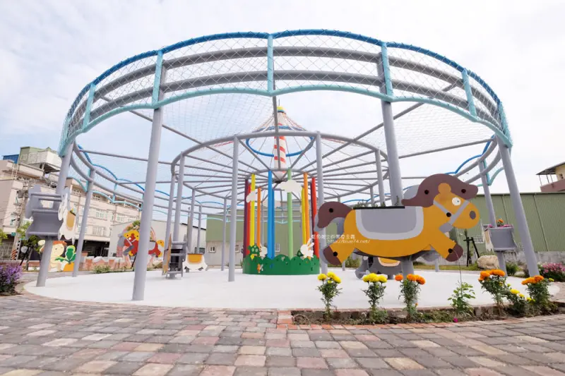 彰化景點│福興社區旋轉木馬-馬興藥草植物園區裡可坐免費拍繽紛旋轉木馬.來個彰化小旅行 - 藍色起士的美食主義