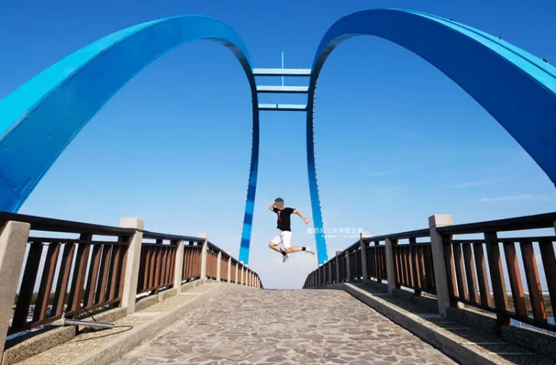 彰化芳苑│王者之弓橋-藍色跨港景觀橋.可欣賞漁港風光.王功燈塔和風力發電風車 - 藍色起士的美食主義