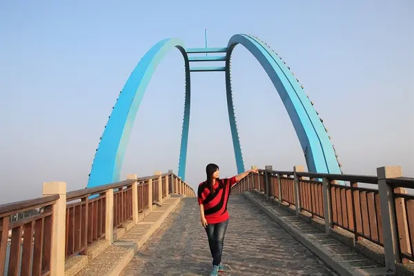 【彰化芳苑景點】王者之弓橋~藍色橋身的拱橋，能觀賞膠筏、漁船等漁港風光，夕照拍攝的熱門景點        
      