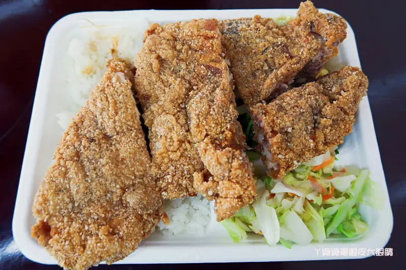 金山雞腿飯，巨無霸雞排飯超好吃啦 - ㄚ綾綾單眼皮大眼睛