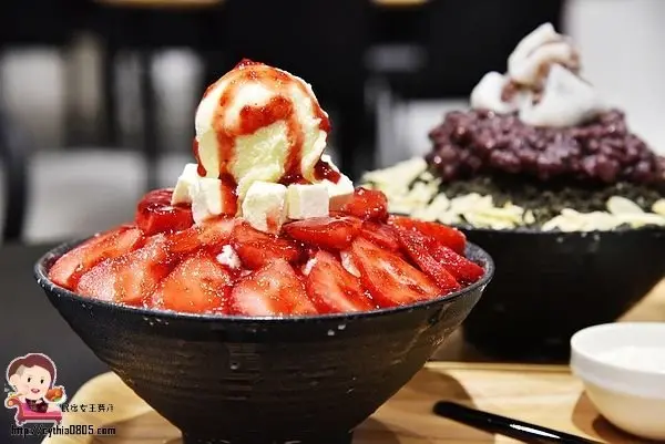 林口老街上的超浮誇草莓雪冰，IG上的人氣打卡店家