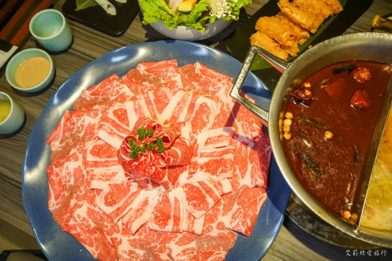 台北捷運中山站美食》青花驕 一次品嚐重慶青花椒麻辣鍋酸菜白肉鍋兩種口味 王品集團新餐廳 聚餐吃火鍋的新選擇 - 艾莉絲愛旅行