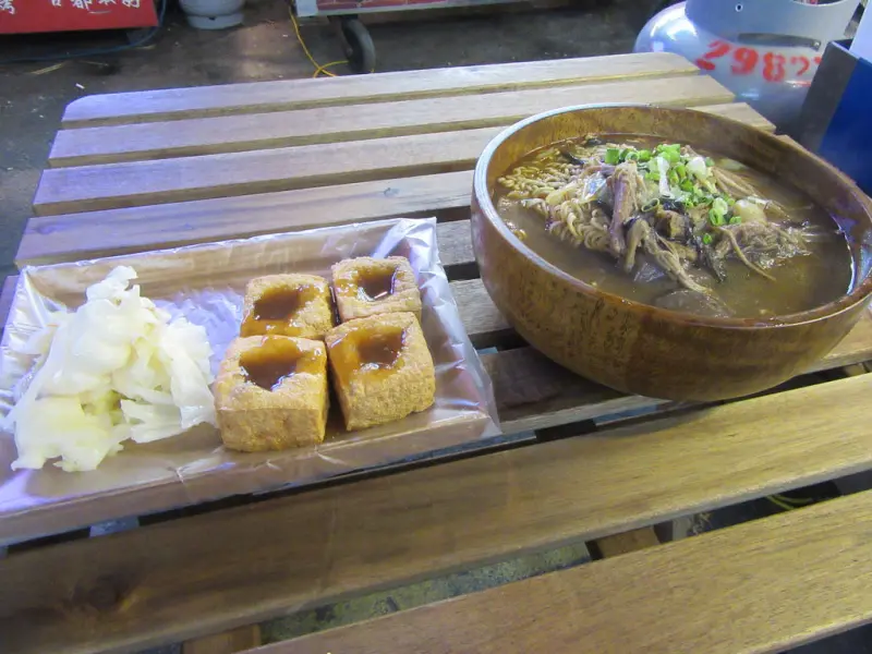 【新北三重三和夜市小吃】豆腐厝，脆皮臭豆腐X麻辣臭豆腐，黃金般的酥皮，卡滋卡滋的爽脆