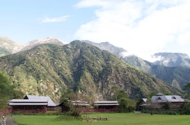 立德布洛灣山月邨(音同村)：坐擁太魯閣世界級的自然美景、山谷裡媲美星級優質飯店