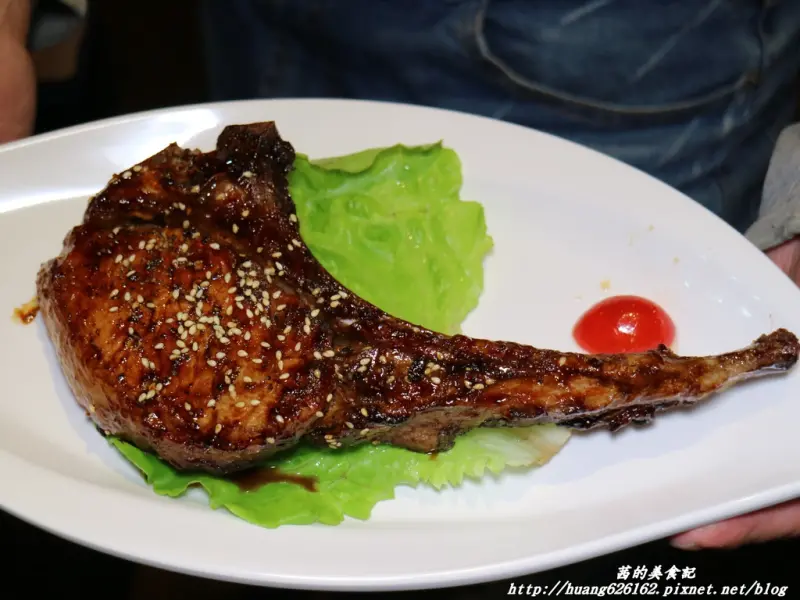 【新北三重區】三重燒烤吃到飽『六葉燒烤主題炙燒牛排』戰斧豬排/烤蝦/骰子牛..通通吃到飽/捷運三和國中站