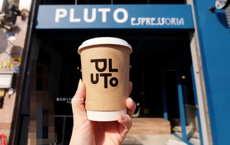 台中南屯│Pluto Espressoria-咖啡館新打卡點.迷人的藍色系雙店面及店長小寶 - 藍色起士的美食主義