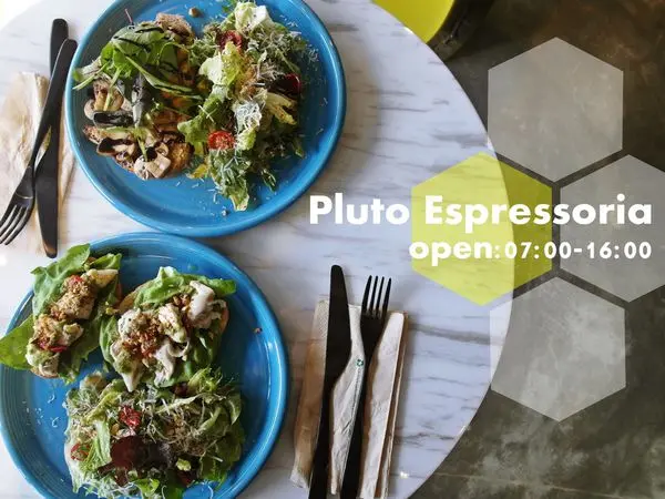 Pluto Espressoria ▎台中咖啡廳│光影下的舒服藍，滿嘴三明治配上一口香草拿鐵。