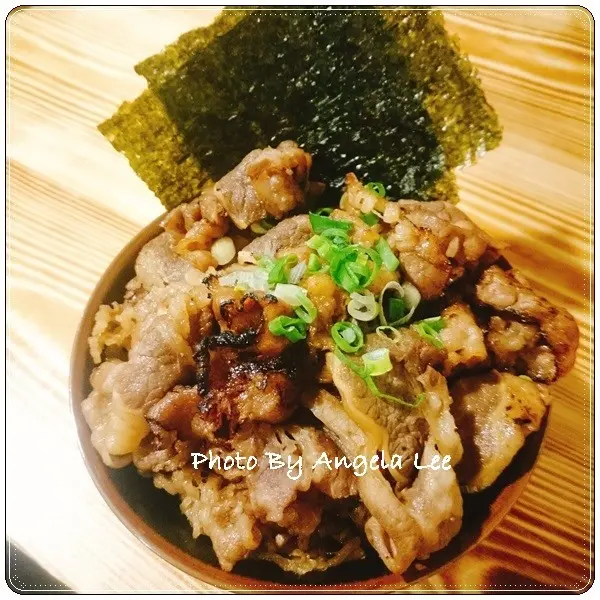 【新竹美食／日式宵夜餐廳】川牛木石亭(北門店)●必點各式燒肉丼飯☆大份量、高CP值x滿到爆出來的肉片x無限續喝的雞白湯●來此感受肉融化嘴裡的銷魂滋味!!