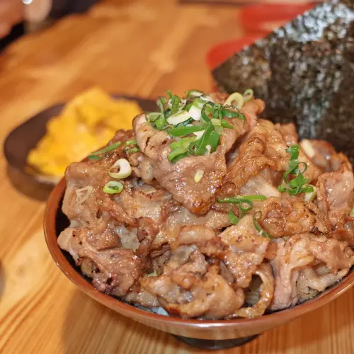 【好食分享】新竹北門街 川牛木石亭 銷魂燒肉丼飯，CP值超高的日式宵夜餐廳