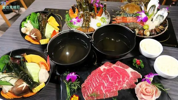 【台中平價小火鍋】在公益路上的野安燒烤鍋物,現在二樓推出個人的平價小火鍋,每個菜盤都還有附贈澳洲小龍蝦,明治冰淇淋吃到飽
