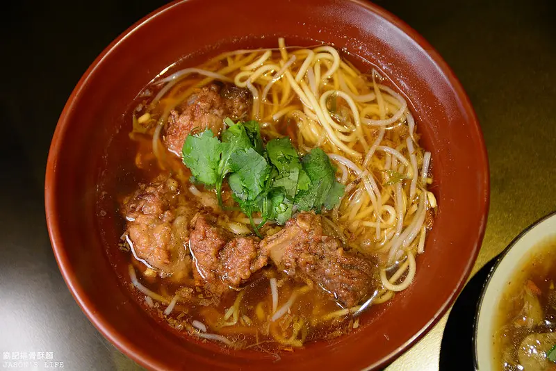 【台中｜美食】一中美食推薦，I PLAZA廣場新美食，經營10多年味道，排骨酥入口即化，不油膩，超推薦。劉記排骨酥麵