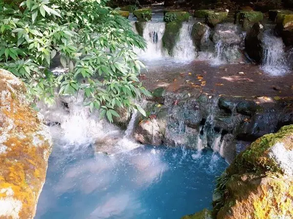 【陽明山小隱潭】台北IG打卡秘境/絕美夢幻景點Tiffany藍溪瀑/不用一分鐘即可到達的人間仙境