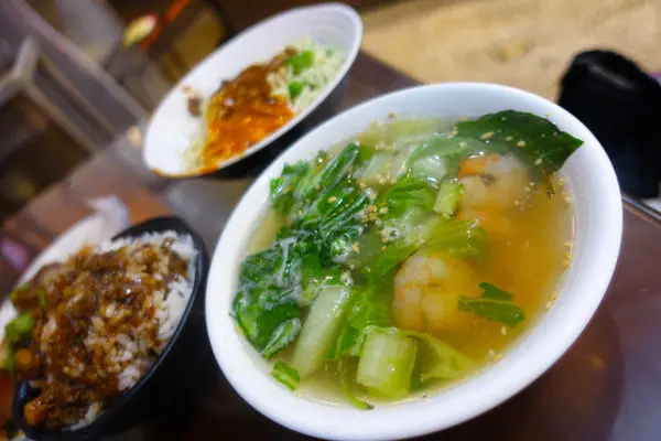 (胖樺食記)桃園大溪必吃美食「乾麵居」/完整菜單/排隊人氣名店/平價銅板小吃/一萱乾麵/滷大腸/蝦仁湯/抄手