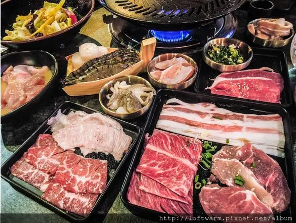 桃園中壢吃到飽燒烤店 舞浜燒肉maihama 用圓盤煎烤美味五花肉來份韓式生菜包肉或是好吃日式醬燒烤肉都很受朋友家庭聚餐和學生歡迎喔!(附菜單)...