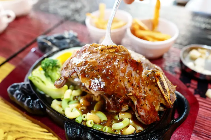 鐵滋牛排AAAASTEAK--親民平價，超級份量挑戰你的胃，米其林等級的湯品無限，還有爆米花和懷舊的小美冰淇淋無限