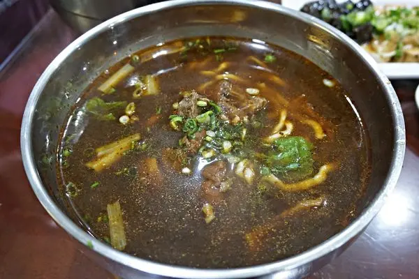 【快樂牛麵館】番茄口味牛肉麵是亮點