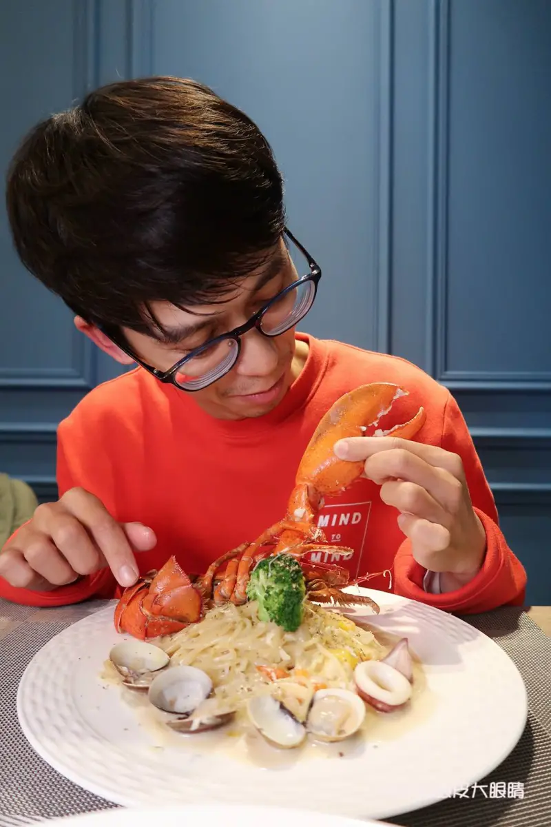 Only創意料理，霸氣龍蝦義大利麵跟超人氣草莓日式可麗餅 - ㄚ綾綾單眼皮大眼睛