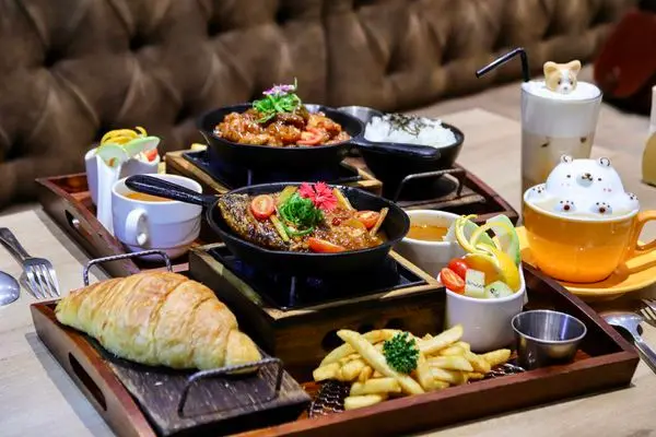 【高雄‧食記】好夥伴咖啡 -- 異國料理咖啡廳，泡澡小熊拉花飲品必點