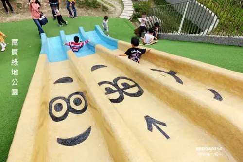 新北市特色公園 ▶ 板橋富貴綠地公園 ▶ 超萌小小兵造型溜滑梯・攀爬網・搖搖馬・人造草皮滑草場～翻滾吧！孩子！