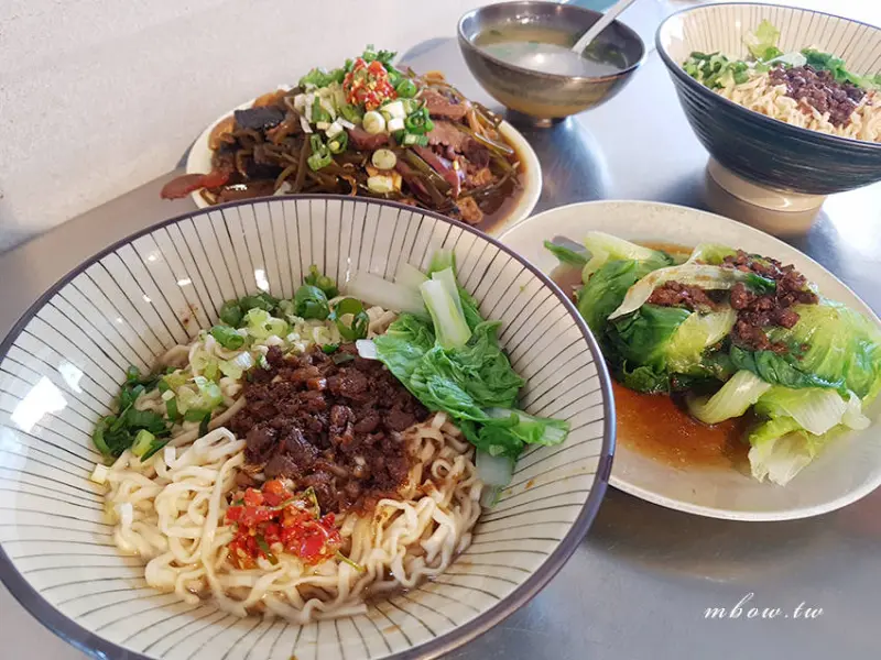 「飽食屏東」美菊麵店，屏東最有特色的文青麵店，乾麵滷味切料最對味