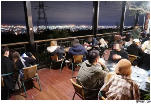 台中少見的夜景桌遊咖啡廳，不限時、營業到凌晨3點，夜景+桌遊一次get！