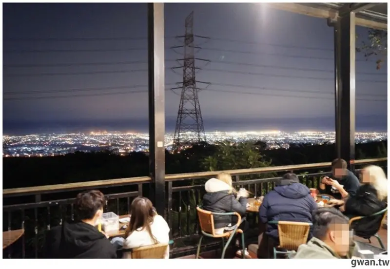 台中沙鹿夜景推薦：岳家庄夜景咖啡廳  / WalkerLand窩客島整理提供 未經許可，不得轉載