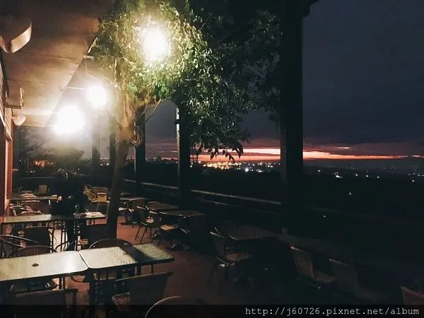 【台中沙鹿/夜景】岳家庄夜景咖啡廳★超隱密的秘密台中夜景景點/看夕陽發呆也超適合／文青風格咖啡廳/在地好友推薦/營業到凌晨(免費桌遊遊戲及塔羅占卜費用隨緣提供)