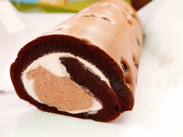 亞尼克重磅新品初體驗。日法混搭奢華黑勢力-黑魔粒生乳捲！另推內行人才懂的隱藏版甜點。25度N檸檬派～