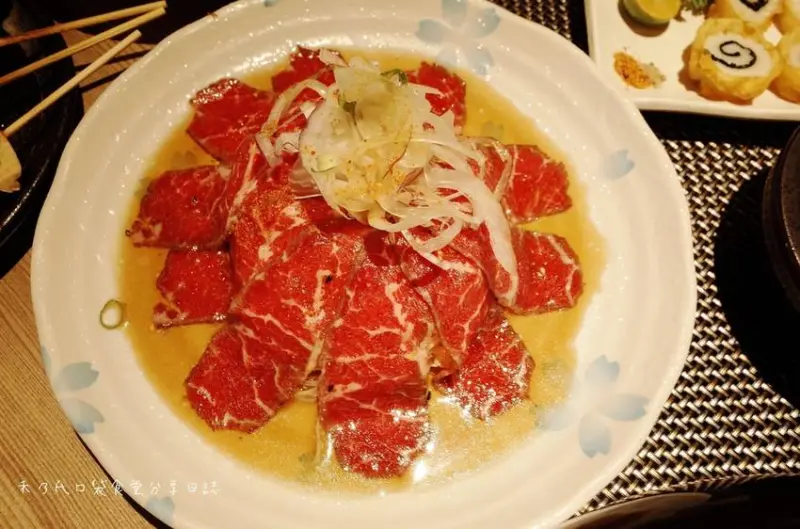 ｜關於美食（台北東區 x 激安の吉烹酒場 忠孝三號店 ）｜禾乃氏口袋食堂分享日誌－巷弄超便宜好吃串燒/熱炒/鍋物/居酒料理，熱鬧氛圍多人聚餐首選！