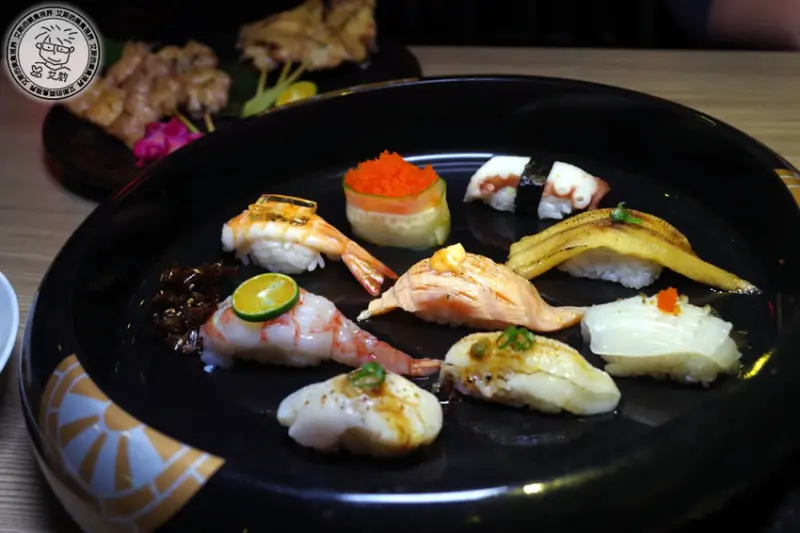 天啊！！東區竟然有酒類飲料喝到飽的居酒屋，還可以吃到火鍋、燒烤、甚至是握壽司，真是要抄手刀趕快來揪來喝一攤阿！！激安の吉烹酒場-忠孝三號店