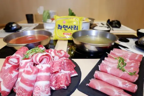 【食記】新竹・竹北｜簡約工業風小火鍋，馬力歐場景打卡牆・小小鍋物大大肉盤！鍋日子Hot Pot Day