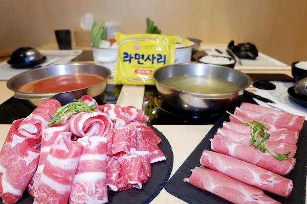 【食記】新竹・竹北｜簡約工業風小火鍋，馬力歐場景打卡牆・小小鍋物大大肉盤！鍋日子Hot Pot Day