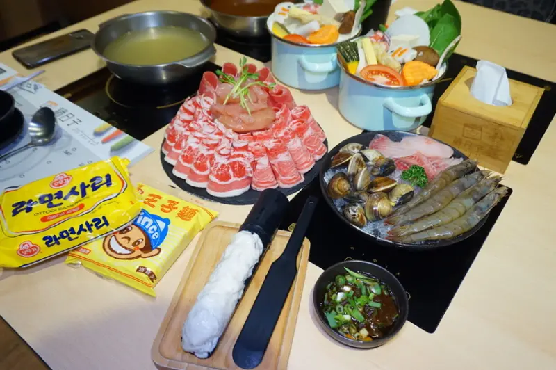 [竹北美食] 鍋日子- 超強肉肉山海陸雙人套餐/ 自熬湯底免費冰品/ 竹北火鍋推薦/ 新竹火鍋推薦