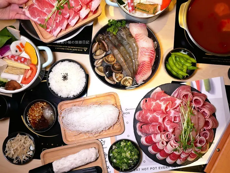 【新竹竹北美食】鍋日子 Hot Pot Day，竹北光明一路高CP值涮涮鍋、個人鍋物、小火鍋。加購肉盤只要29元，文末附詳細菜單。熊寶讀者優惠限定送肉活動，冬天烙人來吃肉肉就對了！