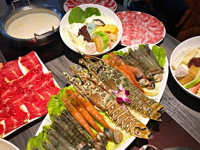 【桃園 市區】圓味涮涮鍋-大興店🎉🎉🎉台北、桃園都吃的到，超可愛小熊湯底，整隻熊泡澡給你看，牛奶鍋愛好者不容錯過，生猛海鮮，巨無霸龍蝦，新鮮程度不在話下，肉多澎湃，整個滿足啊💖💖💖
