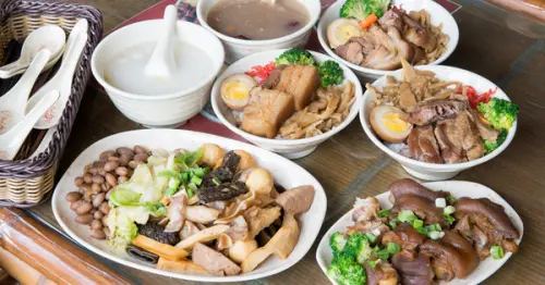 【台南美食】從後甲黃昏市場到店面｜古早味封肉｜滷豬腳｜蹄膀飯｜藥膳排骨湯~聚福香古早味        
      