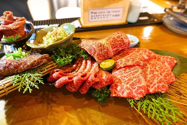 (胖樺食記)捷運國父紀念館推薦餐廳「小滿苑燒肉 KOMITSU yakiniku」/單點有專人服務超美味燒肉店/居酒屋/和牛滿足拼盤/現切冷藏肉/台北美食